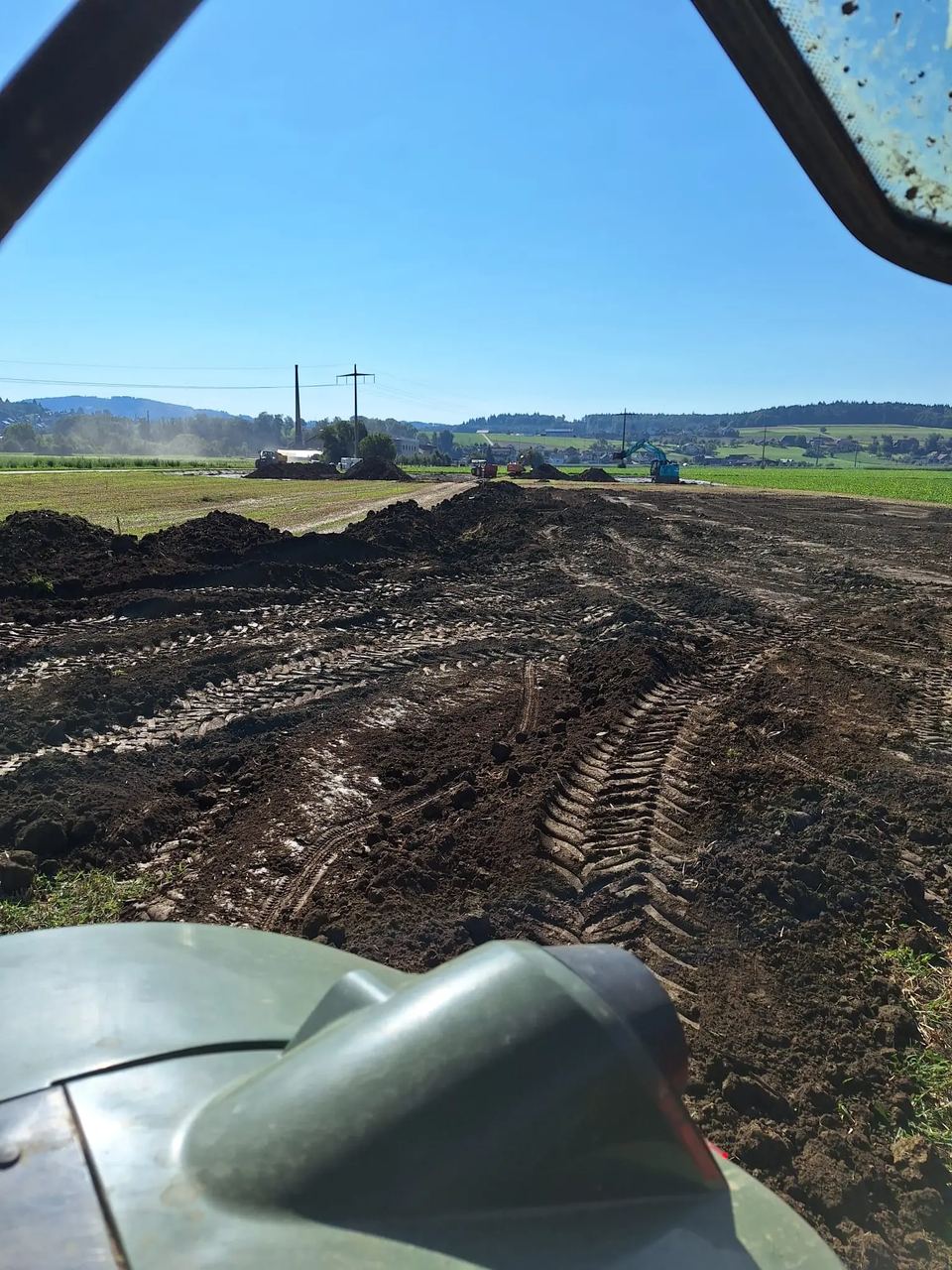 Aushubarbeiten für den Stallneubau, aufgenommen aus der Baumaschine